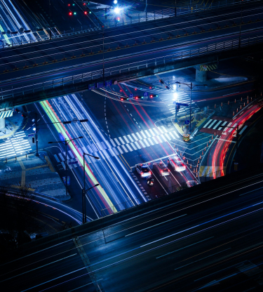 Nachtbeeld van een druk viaduct met meerdere wegen over- en door elkaar heen